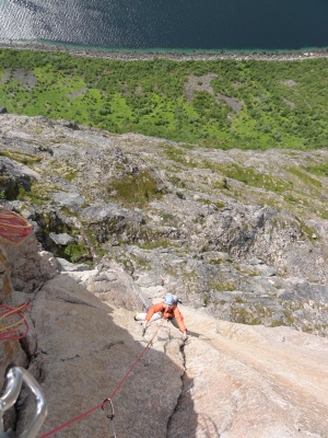 Pas mal de sites de grimpe avec des grandes voies dans les Lofoten et Kvaløya. Ici Il s'agit de Kvaløya.