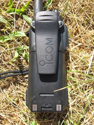 VHF ICOM, vue de dos avec le connecteur de charge et le clip ceinture