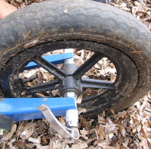 L'axe de roue est trop long et tape dans les obstacles, le pneu est plein (donc increvable)