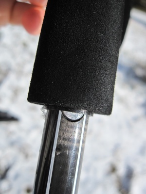 Ergo métallique de verrouillage en position abaissé pour faire glisser le brin dans la poignée et replier le bâton