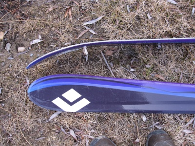 Spatule généreuse (138mm) avec un rocker (remontée progressive de la spatule, le ski inverse son cambre sur l'avant pour faciliter la sortie de la neige poudreuse))
