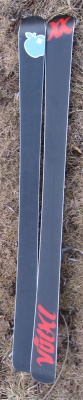 X-Series Logic à gauche et Mantra, glabalement les mêmes cotes à la spatule et au talon mais le Movement est plus taillé au patin.