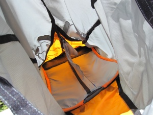 Intérieur du sac sans le sac interne étanche, on aperçoit la cloison de maintien de la forme du sac