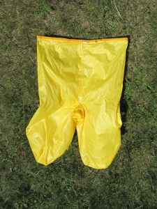 Le sac interne étanche avec sa forme de pantalon sans trou pour sortir les pieds :-)