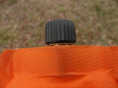 Tapis de sol autogonflant, valve en laiton recouverte de plastique noir