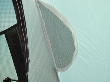 Aération moustiquaire dans la tente intérieure en face des écopes du double-toit