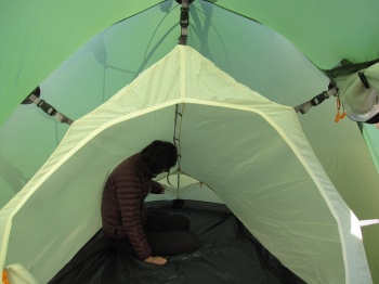 La tente intérieure est assez spacieuse