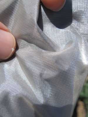 Tissu de la tente intérieure (90% en tissu plein très fin, on dirait de la soie)