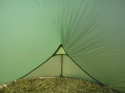Aération du double-toit aux deux extrémités de la tente
