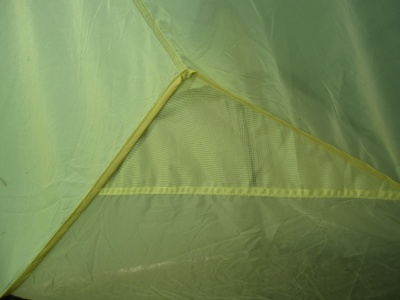Aération de la tente intérieure en moustiquaire en regard des aérations extérieures