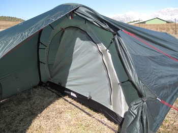 Il manque de hauteur, mais la tente offre du coup moins de prise au vent