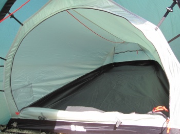 La tente intérieure est essentiellement en tissu plein