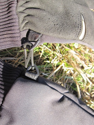 Tissu élastiqué au poignet et crochet pour attacher les gants ensemble