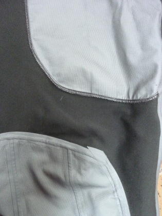 Revers du pantalon : tissu nylon avec coutures collées aux extrémités, tissu stretch au centre