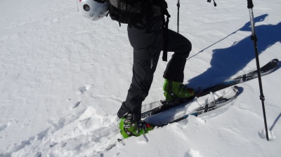 Bas de la jambe un peu trop étroit pour refermer entièrement sur une chaussure de ski de rando