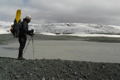 Surpantalon imper-respirant Stretched Reality Pant de Vaude devant les glaciers d'Islande