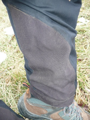 Le bas du pantalon, où les frottements sont réguliers, une pièce de Cordura le protège efficacement
