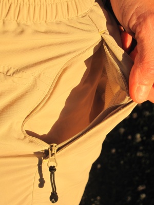 Pantalon Cimalp Aida, une poche révolver zippée de chaque côté