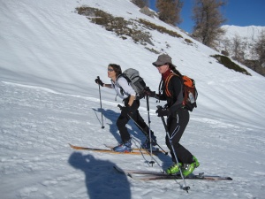 Ski de rando avec les sous-vêtements Mizuno Breath Thermo (à droite)