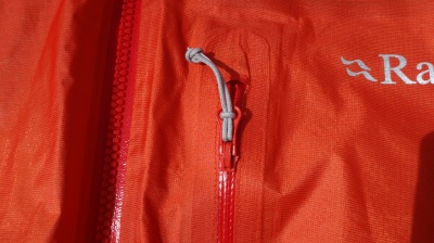 Une poche de poitrine assez grande avec zipp ykk étanche
