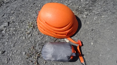 La Flashpoint rangée dans le mini sachet fourni à côté du casque Petzl Sirocco pour donner l'échelle
