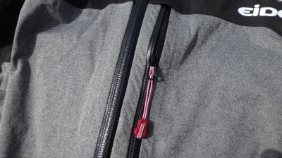 Zip principal et zip de  poche de poitrine (la seule), 2 zips étanches YKK 