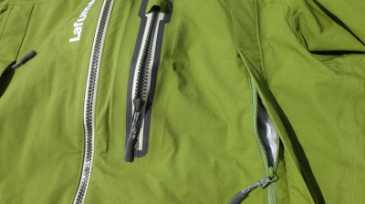 2 poches latérales assez vastes avec rabat sur zips non étanches + 1 pectorale avec zip YKK