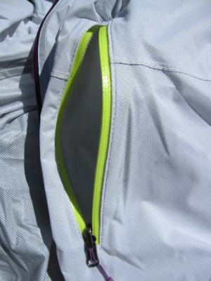 La poche de potrine (zip étanche YKK) qui se retourne pour y ranger la veste