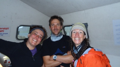 Le team du Hornstrandir en pause dans un petit refuge d'urgence posé sur la plage (Anne, OIivier et Johanna)
