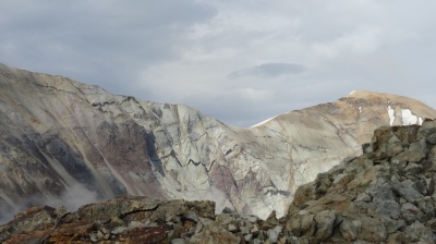 Les montagnes de rhyolite colorée, magnifique ! Au-dessus de la Kjos. Il faut les voir en vrai !
