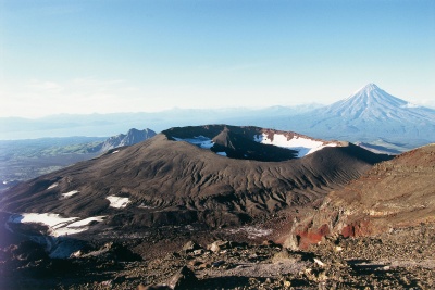 Le volcan Kracheninnikov, à la structure en « poupées russes », est dominé par le volcan Kronotski, qui culmine à 3237 mètres d’altitude.