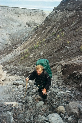 Les flancs du volcan Klioutchevskoï sont une alternance de crêtes et de ravins – les raspadki –, à sec en cette fin d’été, dont le franchissement est épuisant.