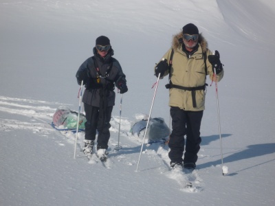Pulkas légères sans brancards mais avec « frein » en corde, skis de randonnée nordique avec fixations X-Trace acceptant des chaussures « normales » mais bien chaudes quand même...