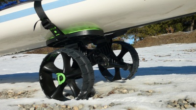 Roulage sur neige et graviers ; les roues sont sans pneus, mais avec une bande de roulement en caoutchouc.
