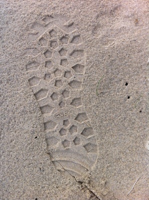Empreinte de la chaussure dans le sable