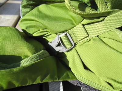 Compression maximale du sac peu chargé grâce aux boucles du côté