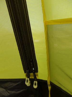Zips de porte de tente intérieure (ici vue de l'intérieur) avec double curseurs phosphorescents.