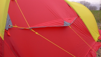 Le système d'haubanage d'une tente 4 saisons témoignent de sa qualité de conception.