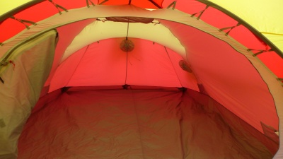 La lumière diffusée dans la tente intérieure est légèrement rosée. 