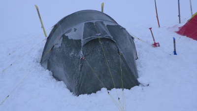 Aux deux extrémités de la tente, un faisceau de 3 haubans renforce la résistance au vent dans l'axe longitudinal de la tente.