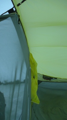 Système de rangement de la porte nylon de la tente intérieure lorsque la moustiquaire est utilisée.
