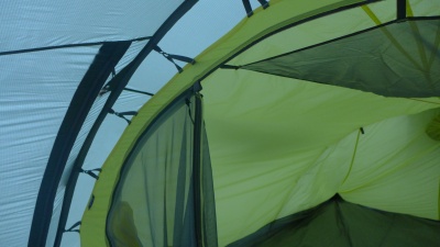 La tente intérieure est suspendue au double-toit par le biais de boucles élastiques rapprochées.