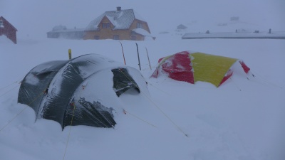 Test des tentes Helsport (Fjellheimen Xtrem 4 au 1er plan, Svalbard Camp 5 au second) en Norvège.