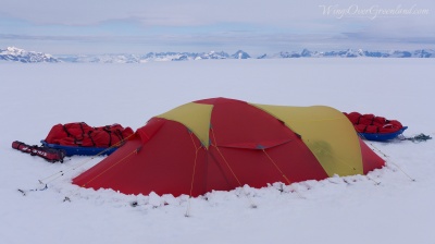 Campement en bordure des montagnes de la Côte du Roi Frederik VI, sud-est Groenland