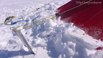 Nombreux haubans augmentant la stabilité de la tente au vent