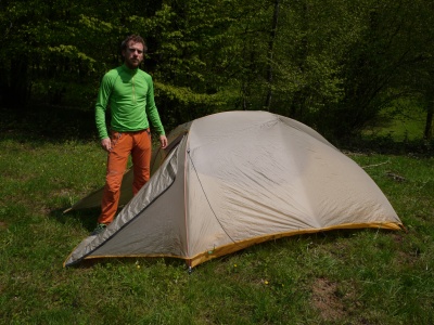Tente Big Agnès FlyCreek UL3 - homme devant la tente