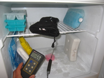 Le gant est placé dans le congélateur, dont on mesure la température pendant le test