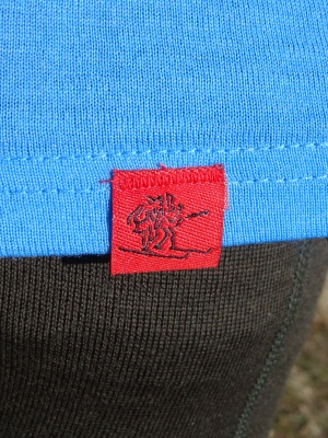 Zoom sur le logo de la marque (en bas du t-shirt)