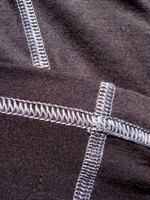 Zoom sur le tissu et coutures extérieurs (en haut) et le tissu et coutures intérieurs (en bas)