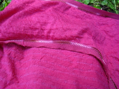 Zoom sur le tissu intérieur (en bas), le tissu et les coutures extérieurs (en haut)